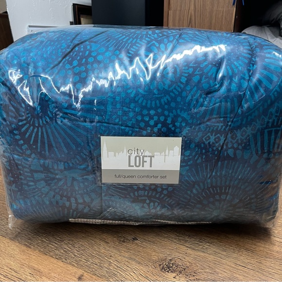 City Loft Comforter Set - Picture 2 of 5